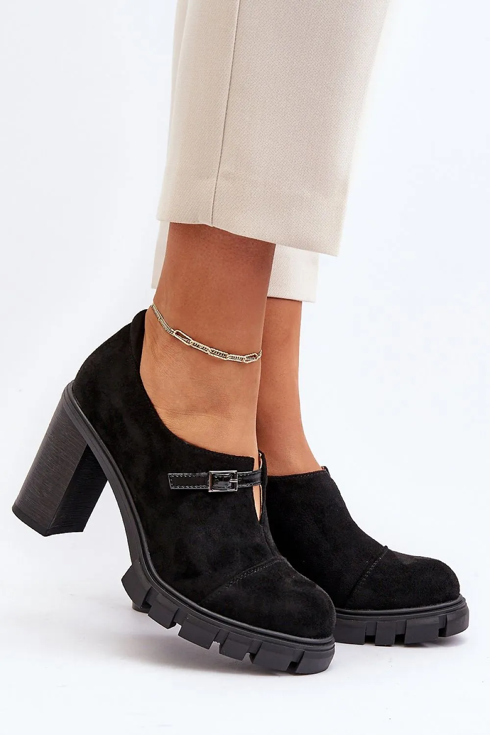 Heeled low shoes