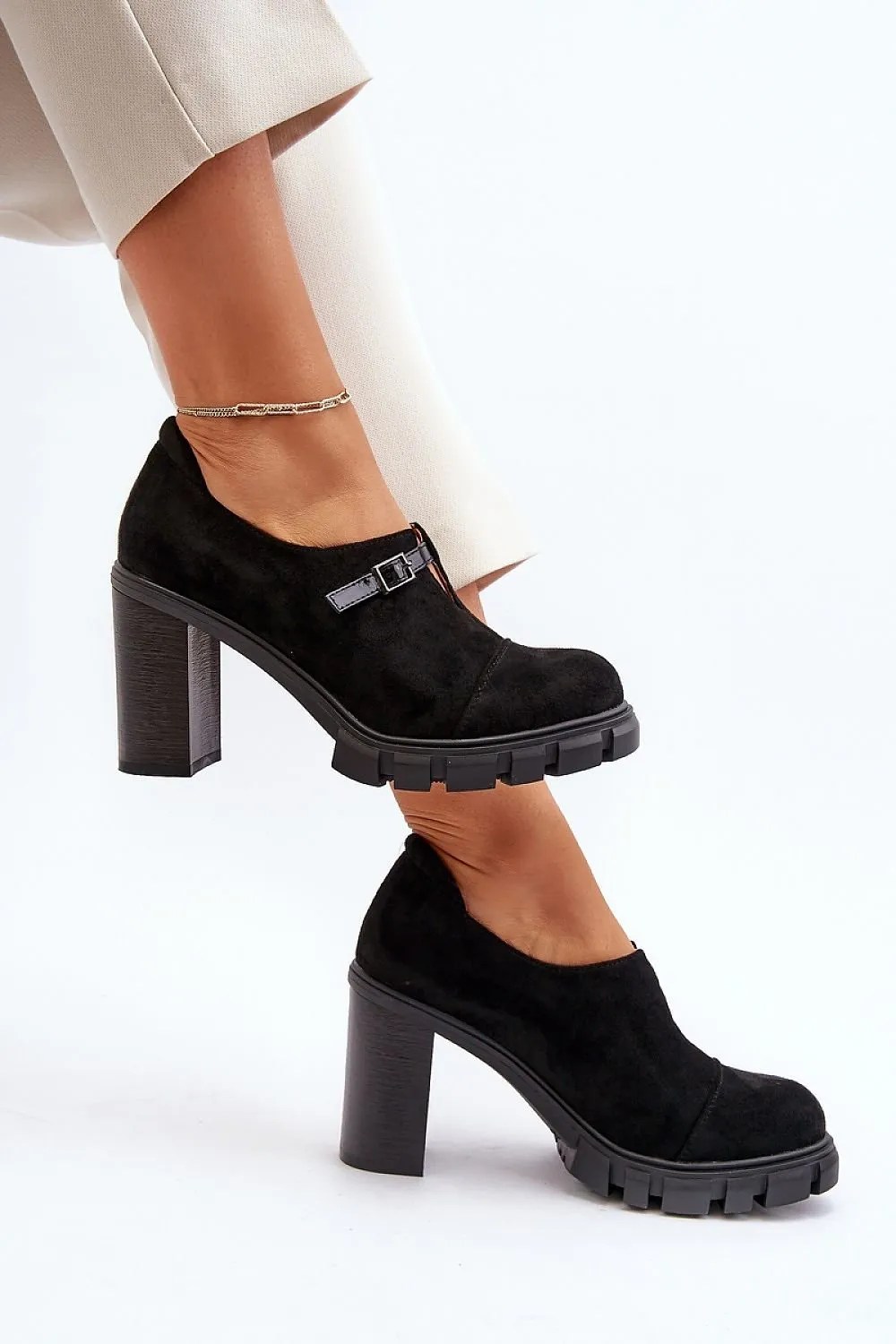 Heeled low shoes