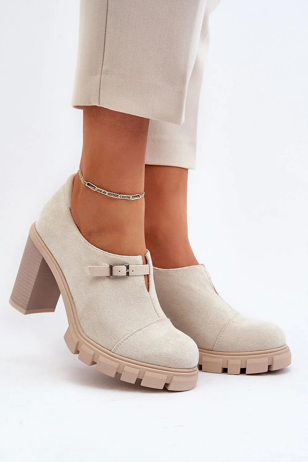 Heeled low shoes