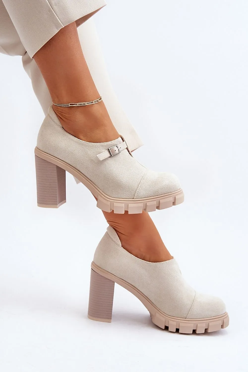 Heeled low shoes