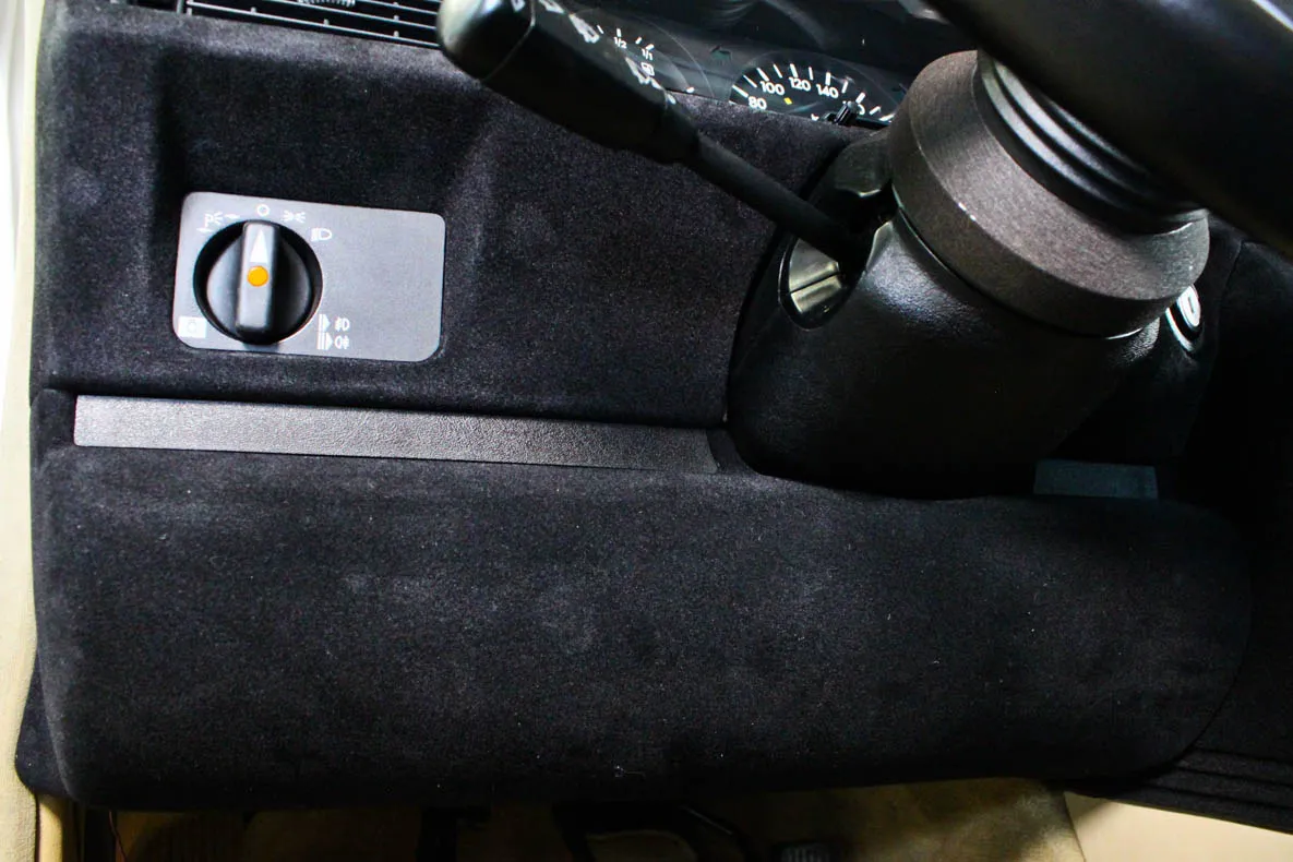 Knee bolster - Carbon fiber trim