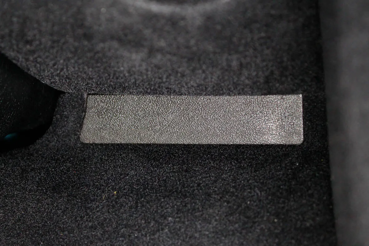 Knee bolster - Carbon fiber trim