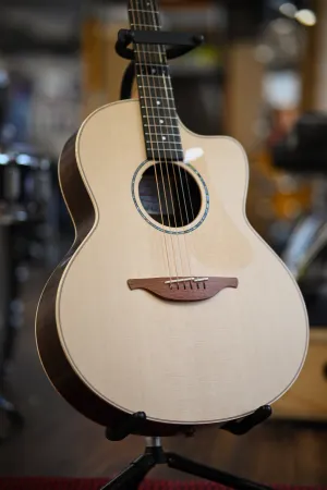 Lowden Stage Edition 32-SE