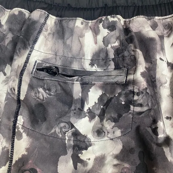 Lululemon Women's Size 8 Hotty Hot Shorts Floral Black White Drawstring Run Gym