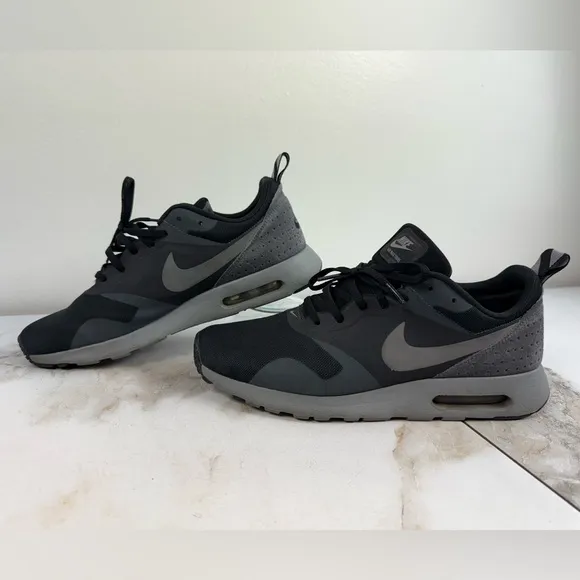 Nike Men's Air Max Tavas Running Shoes Training Sneakers Tennis Shoes, Sz 9.5