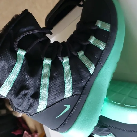NIKE ROSHE ONE HI SE GIRLS BOOT,SIZE,: 6.5 ANTHRACITE/GREEN GLOW, Never Worn .