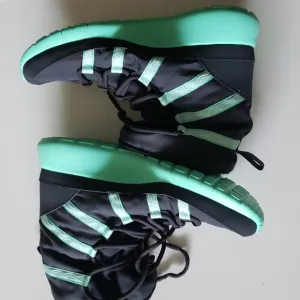 NIKE ROSHE ONE HI SE GIRLS BOOT,SIZE,: 6.5 ANTHRACITE/GREEN GLOW, Never Worn .