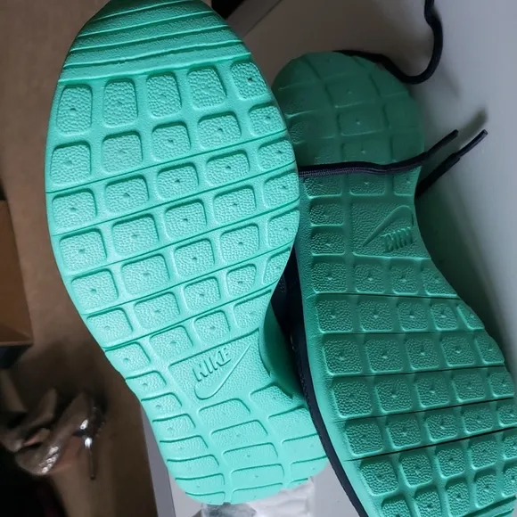 NIKE ROSHE ONE HI SE GIRLS BOOT,SIZE,: 6.5 ANTHRACITE/GREEN GLOW, Never Worn .