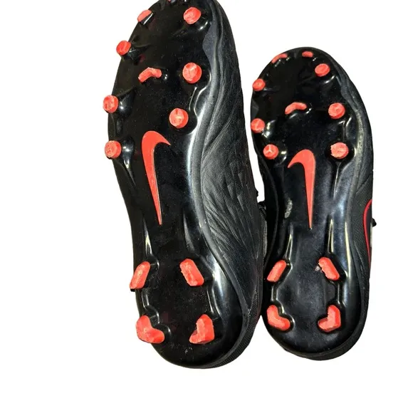 Nike Unisex Kid's Junior Legend 8 Club Fg/Mg black red soccer cleats 2.5y youth