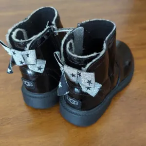 UGG Australia girls Black Lynde patent leather boots toddler Little Kids size 9