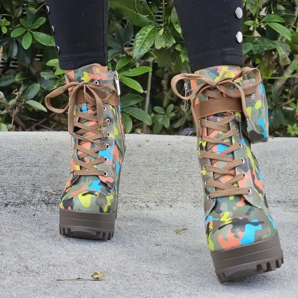 Women's Camo Print Block Heel Lace Up Botties